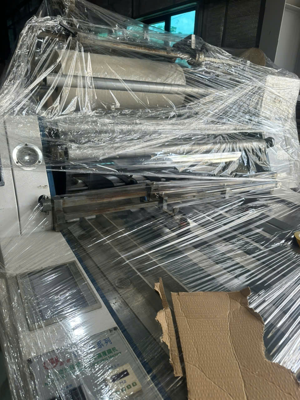 Máy cán nhiệt bán tự động YFMB-920L – Giải pháp hoàn thiện sau in tốc độ cao cho doanh nghiệp